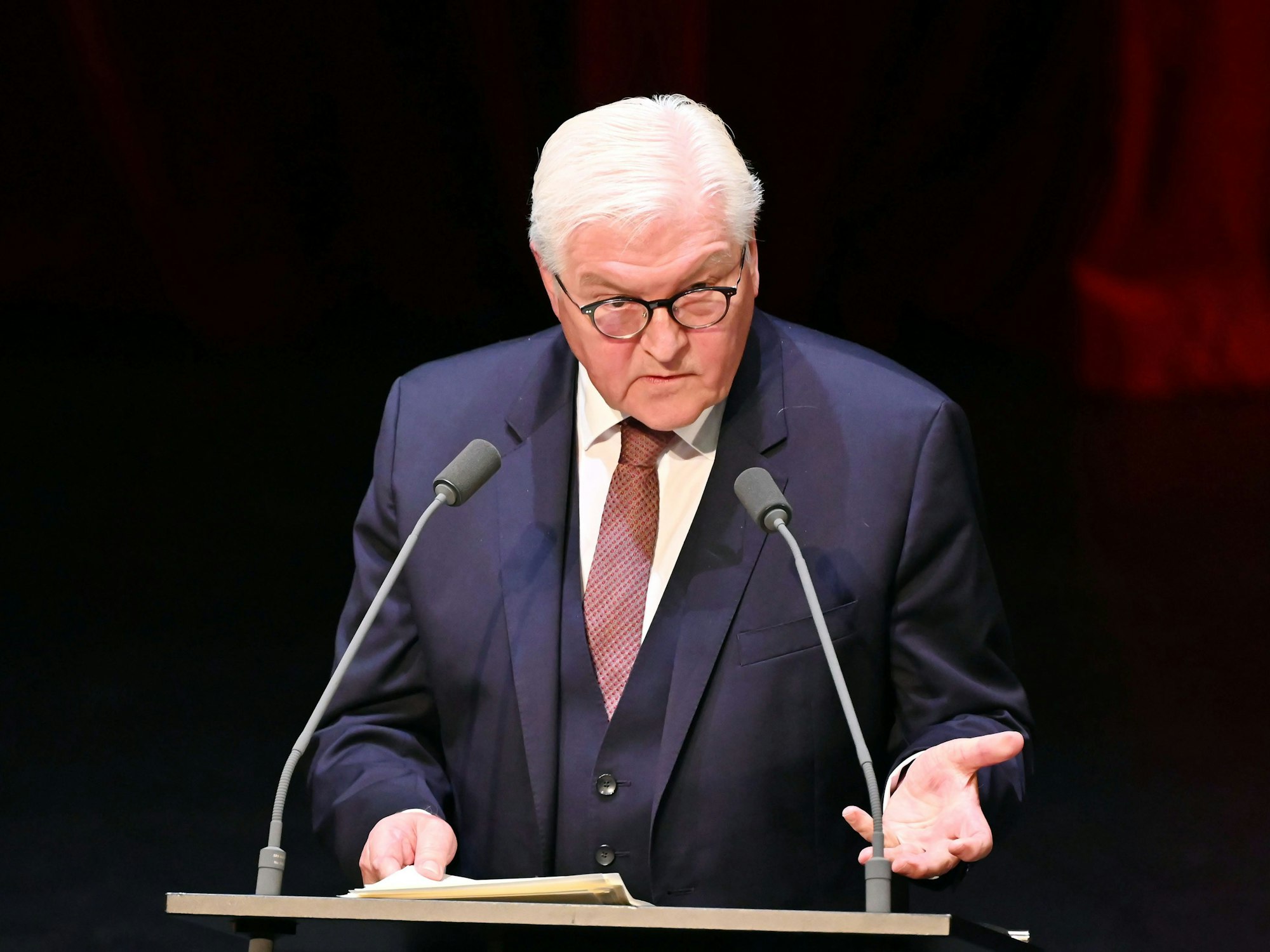 Bundespräsident Frank-Walter Steinmeier spricht am 12.11.2021 im Badischen Staatstheater beim Festakt zum Präsidentenwechsel am Bundesverfassungsgericht.