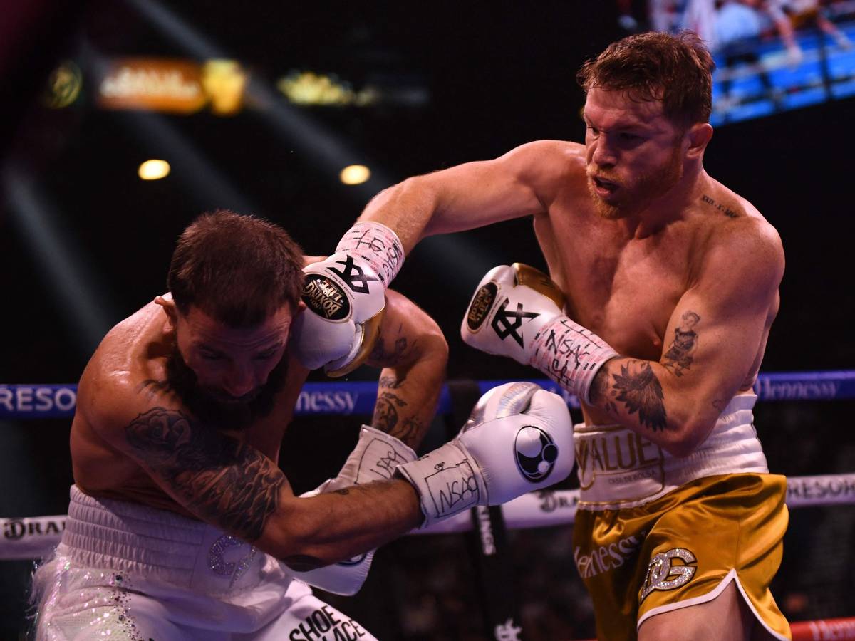 Canelo Álvarez trifft Caleb Plant im Boxkampf im Supermittelgewicht.