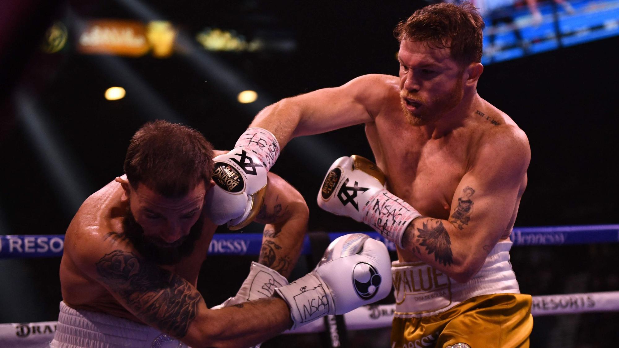 Canelo Álvarez trifft Caleb Plant im Boxkampf im Supermittelgewicht.