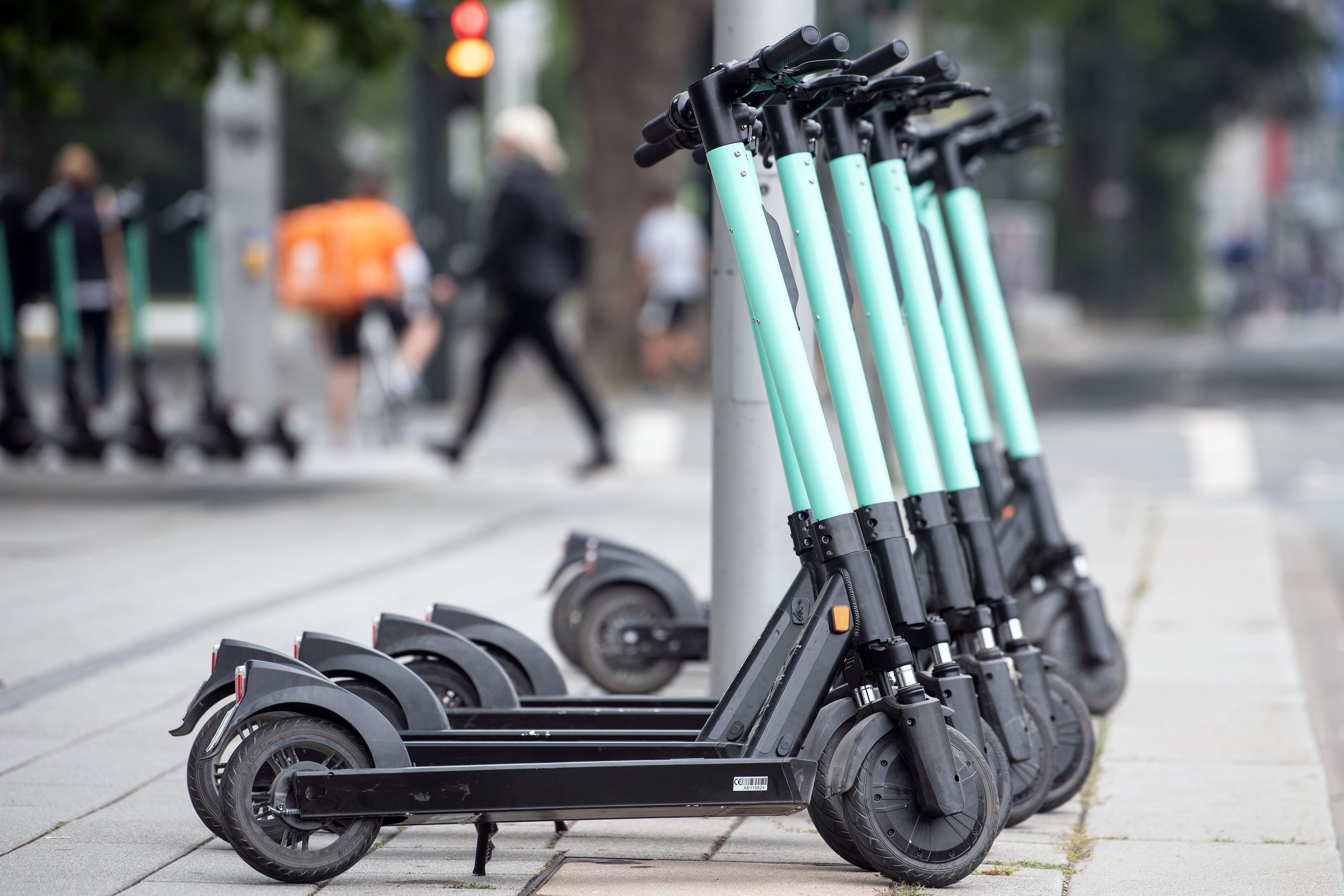 E-Scooter dürfen in Paris ab sofort nur noch auf maximal zehn Kilometer pro Stunde beschleunigen.