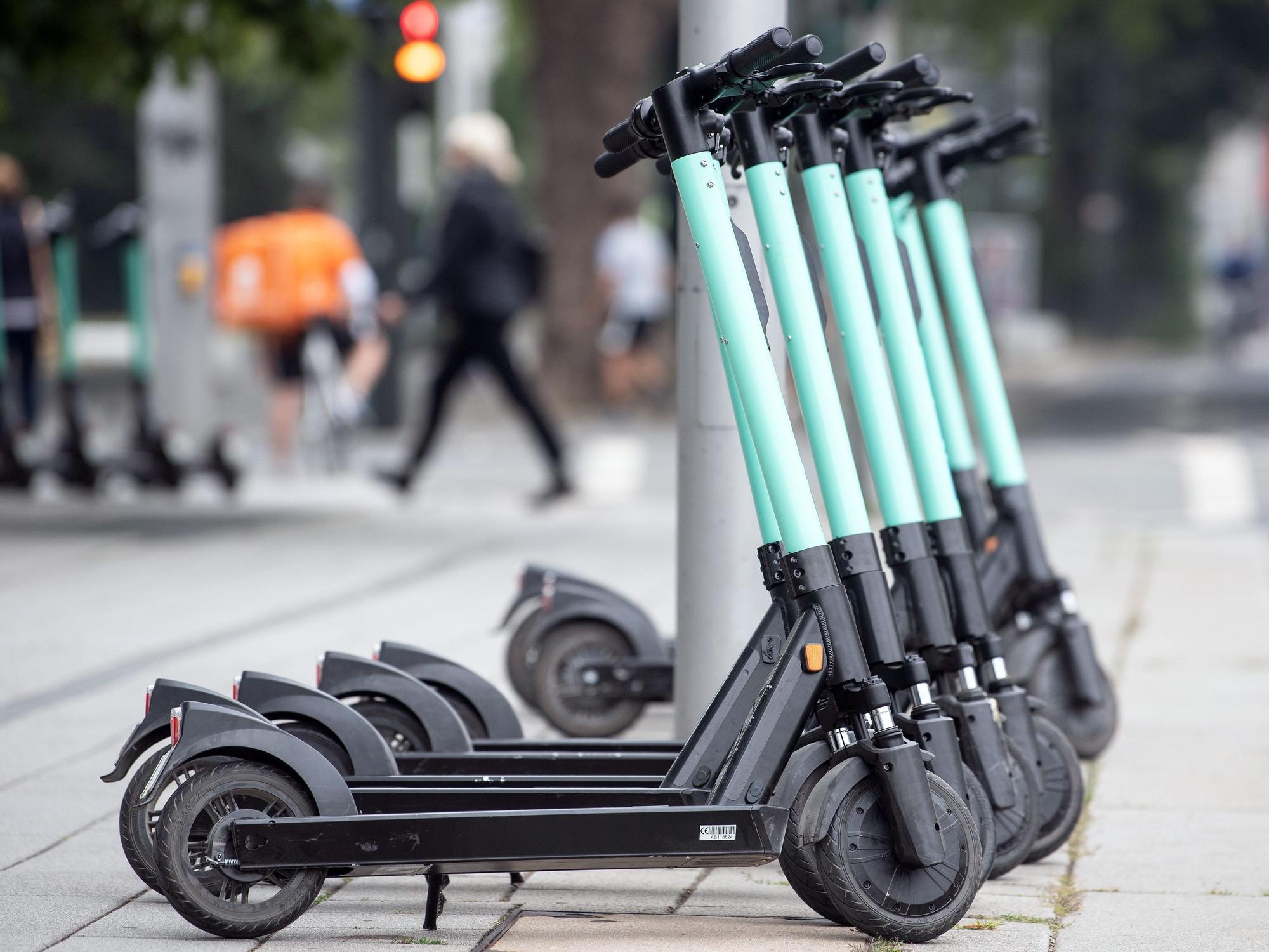E-Scooter dürfen in Paris ab sofort nur noch auf maximal zehn Kilometer pro Stunde beschleunigen.