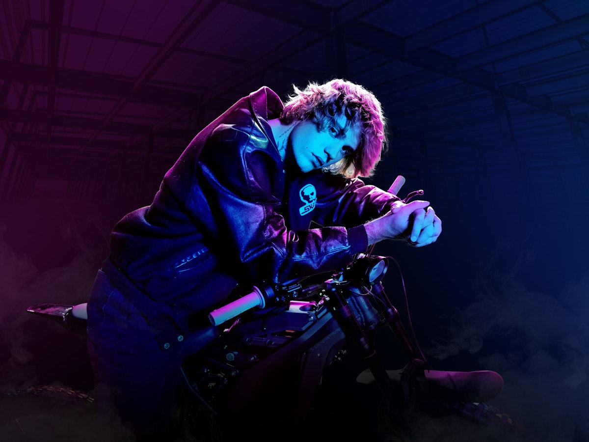 Justin Bieber sitzt auf einem Motorrad und schaut in die Kamera