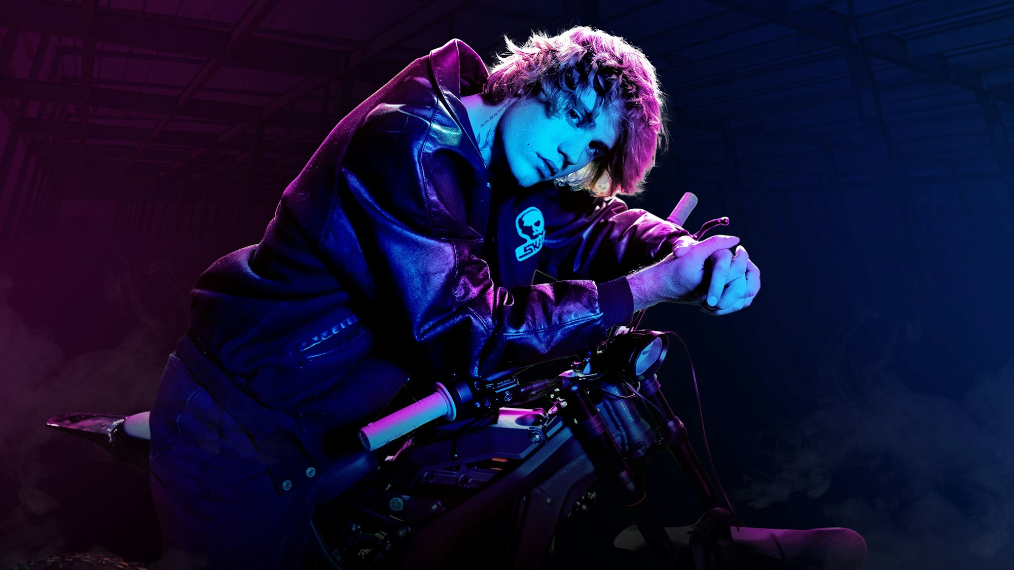 Justin Bieber sitzt auf einem Motorrad und schaut in die Kamera