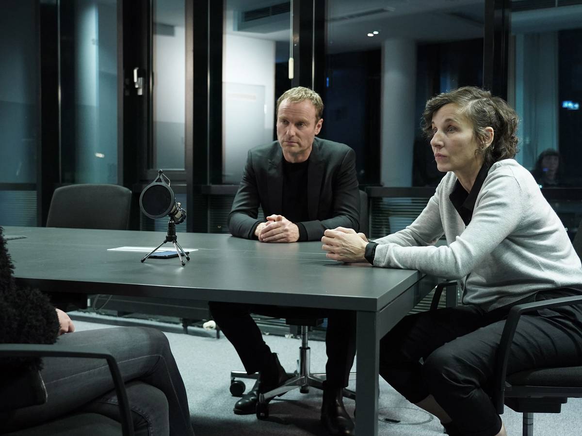 Rubin (r., Meret Becker) und Karow (Mark Waschke) versuchen aus Julia (Milena Kaltenbach) herauszubekommen, was in der Tatnacht passierte, in einer Szene aus dem Tatort: „Die Kalten und die Toten.“