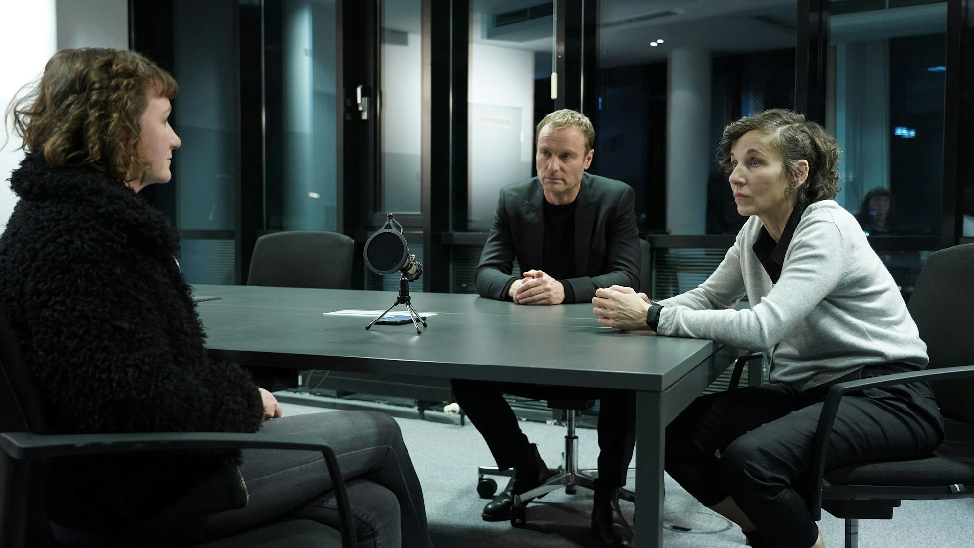 Rubin (r., Meret Becker) und Karow (Mark Waschke) versuchen aus Julia (Milena Kaltenbach) herauszubekommen, was in der Tatnacht passierte, in einer Szene aus dem Tatort: „Die Kalten und die Toten.“