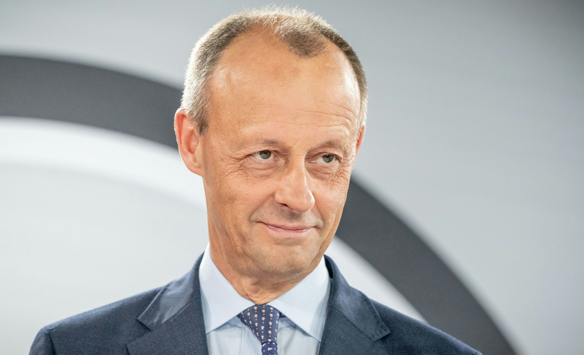 Friedrich Merz schaut in die Kamera