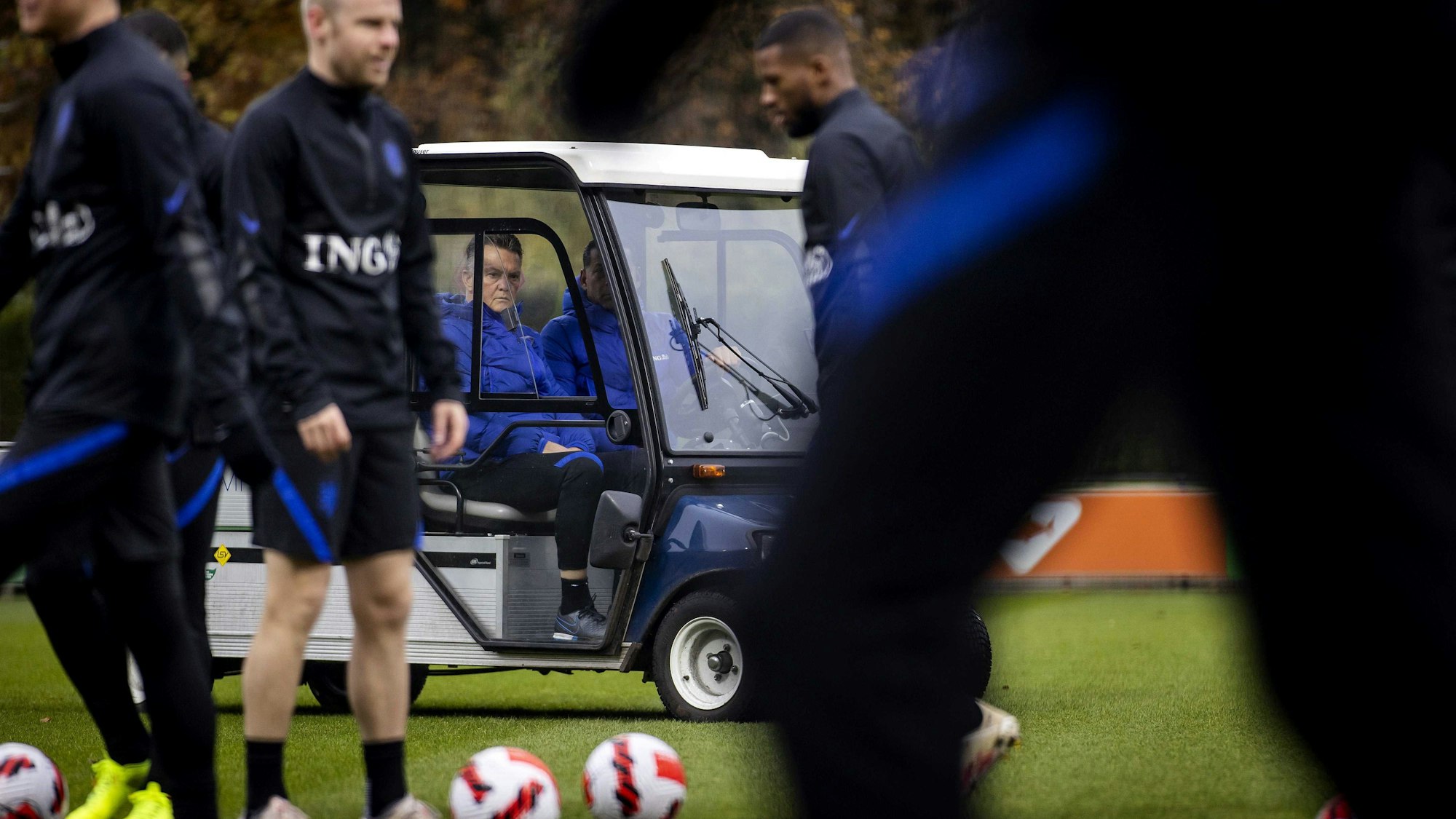 Louis van Gaal sitzt beim Training der Niederlande in einem Golf-Cart.