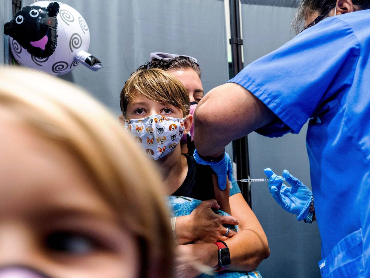 Israel hat den Biontech-Impfstoff für Kinder von fünf bis elf Jahren freigegeben. In den USA hatte die Arzneimittelbehörde FDA bereits Ende Oktober eine Notfallzulassung erteilt. Das Foto vom 03.11.2021 zeigt den neunjährigen Finn, der in San Jose, Kalifornien, eine Injektion des Impfstoffs von Pfizer-BioNTech erhält.