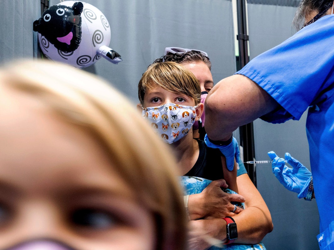 Israel hat den Biontech-Impfstoff für Kinder von fünf bis elf Jahren freigegeben. In den USA hatte die Arzneimittelbehörde FDA bereits Ende Oktober eine Notfallzulassung erteilt. Das Foto vom 03.11.2021 zeigt den neunjährigen Finn, der in San Jose, Kalifornien, eine Injektion des Impfstoffs  von Pfizer-BioNTech erhält.