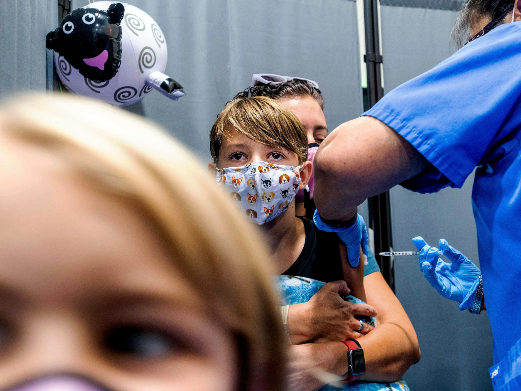 Israel hat den Biontech-Impfstoff für Kinder von fünf bis elf Jahren freigegeben. In den USA hatte die Arzneimittelbehörde FDA bereits Ende Oktober eine Notfallzulassung erteilt. Das Foto vom 03.11.2021 zeigt den neunjährigen Finn, der in San Jose, Kalifornien, eine Injektion des Impfstoffs  von Pfizer-BioNTech erhält.