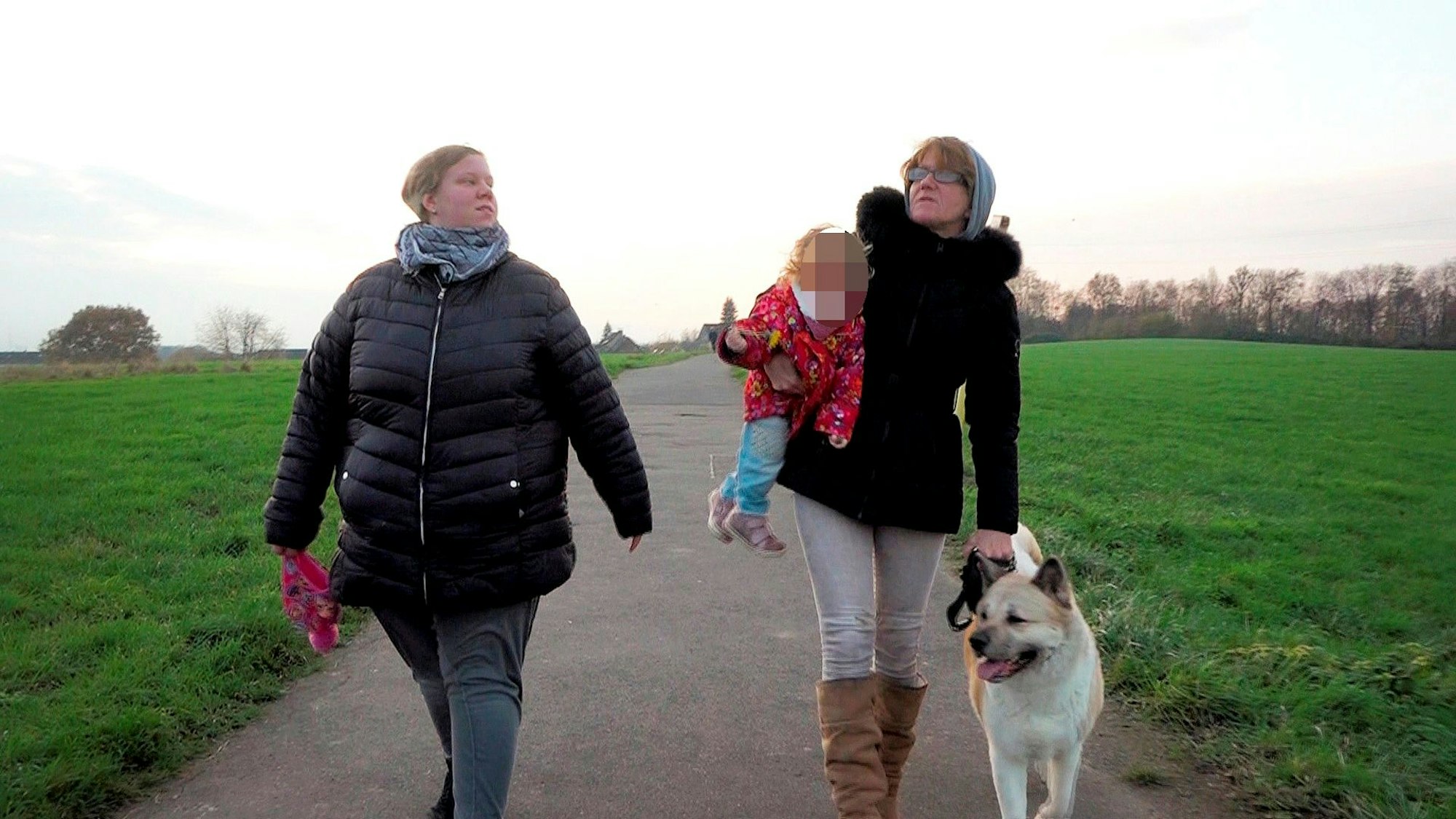 Mutter Saskia (l.), hier auf einem undatierten Foto aus der RTLZWEI-Reportage „Hartz und herzlich“, lässt ihre einjährige Tochter Marla mit den Schlangen ihrer Großmutter Nicole (r.) spielen.
