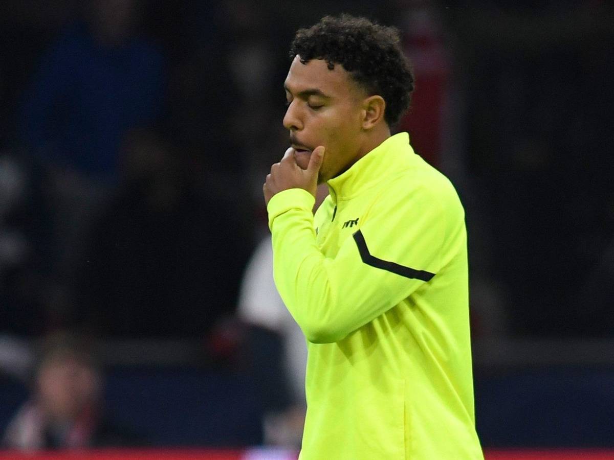 Borussia Dortmunds Donyell Malen geht nach dem 0:4 bei Ajax Amsterdam vom Platz.