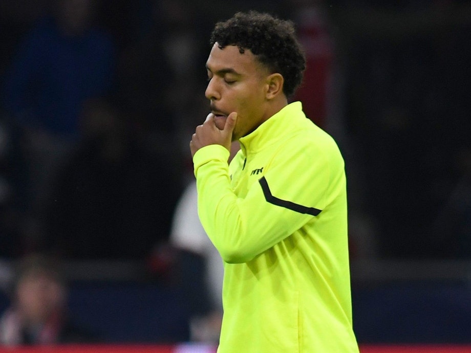 Borussia Dortmunds Donyell Malen geht nach dem 0:4 bei Ajax Amsterdam vom Platz.