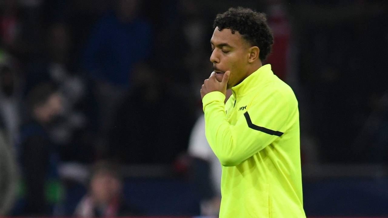 Borussia Dortmunds Donyell Malen geht nach dem 0:4 bei Ajax Amsterdam vom Platz.