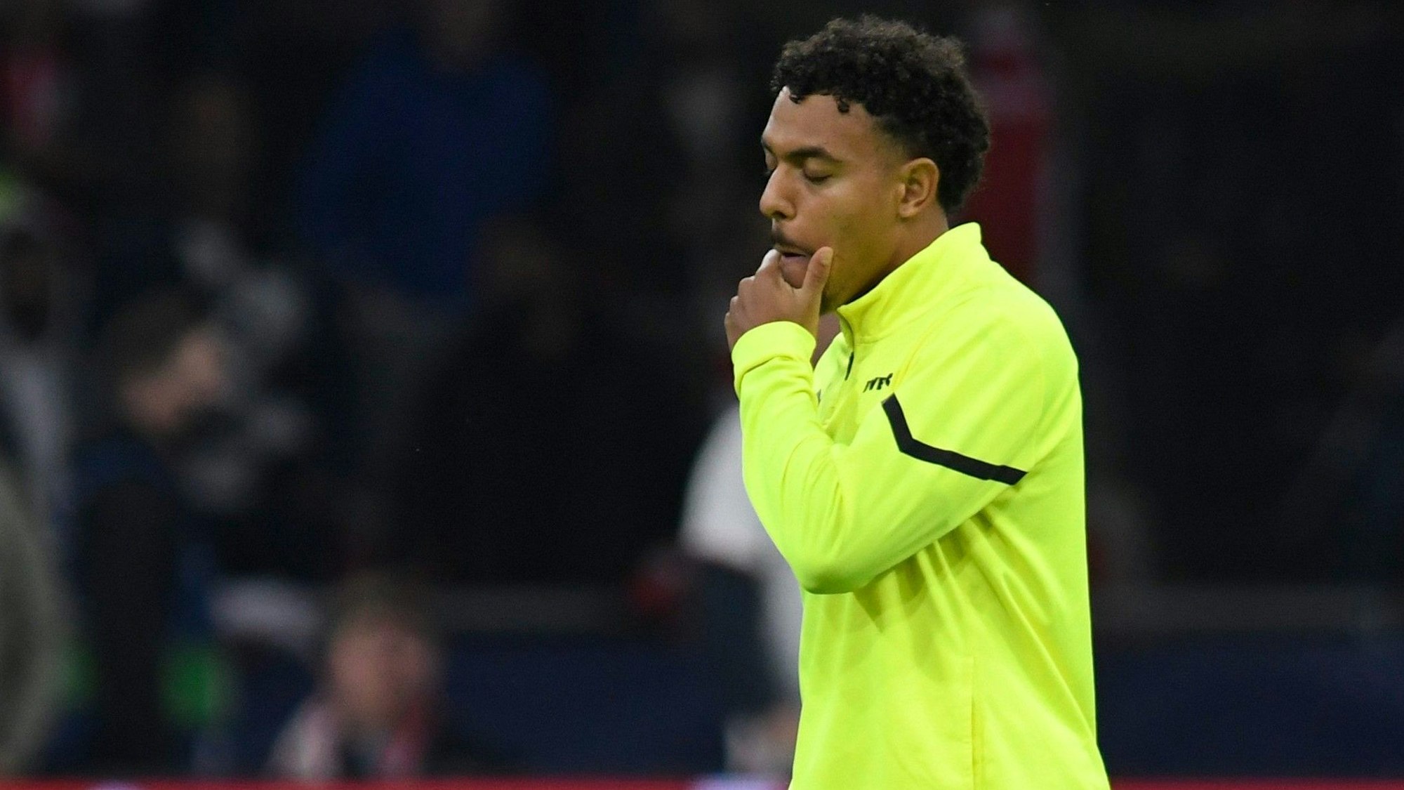 Borussia Dortmunds Donyell Malen geht nach dem 0:4 bei Ajax Amsterdam vom Platz.
