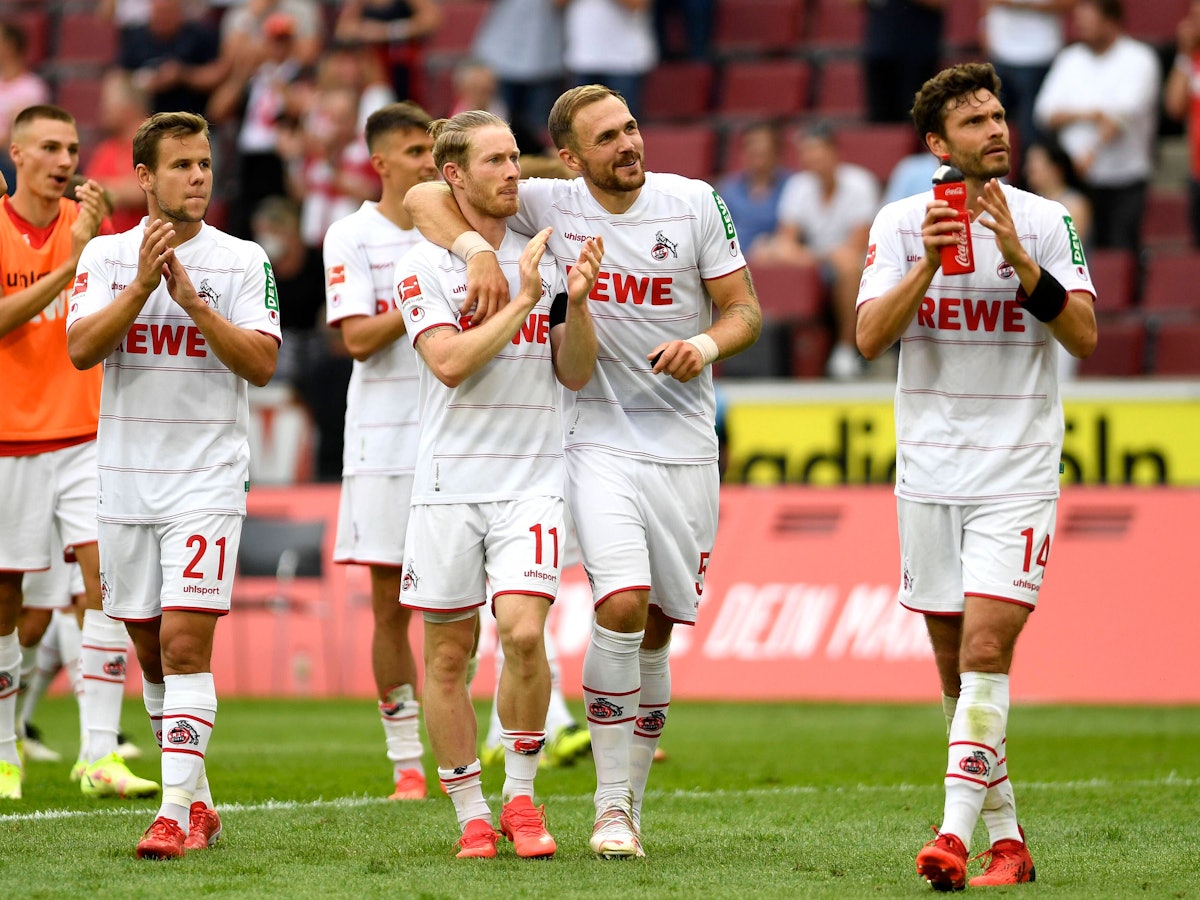 Rafael Czichos, Florian Kainz und Louis Schaub feiern den Heimsieg des 1. FC Köln gegen Hertha BSC.