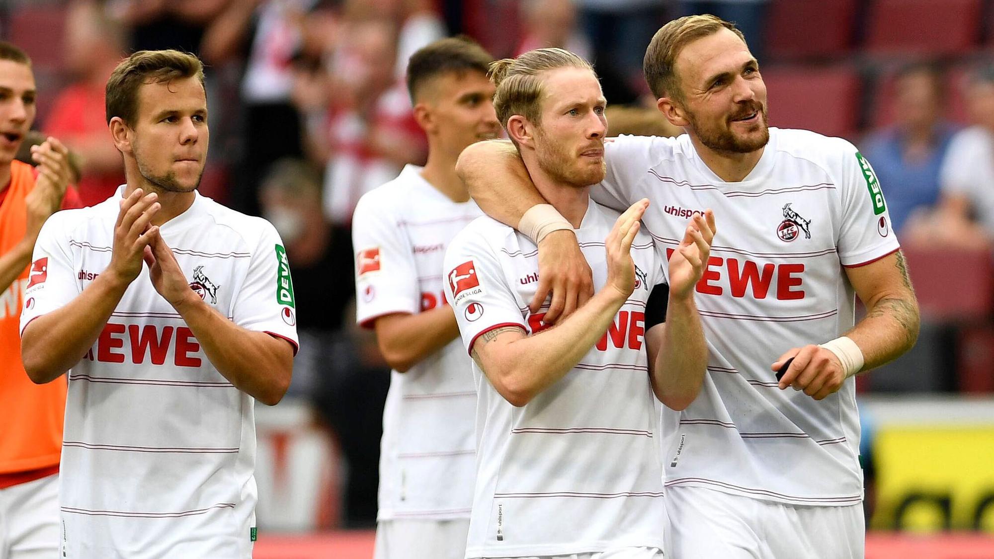 Rafael Czichos, Florian Kainz und Louis Schaub feiern den Heimsieg des 1. FC Köln gegen Hertha BSC.
