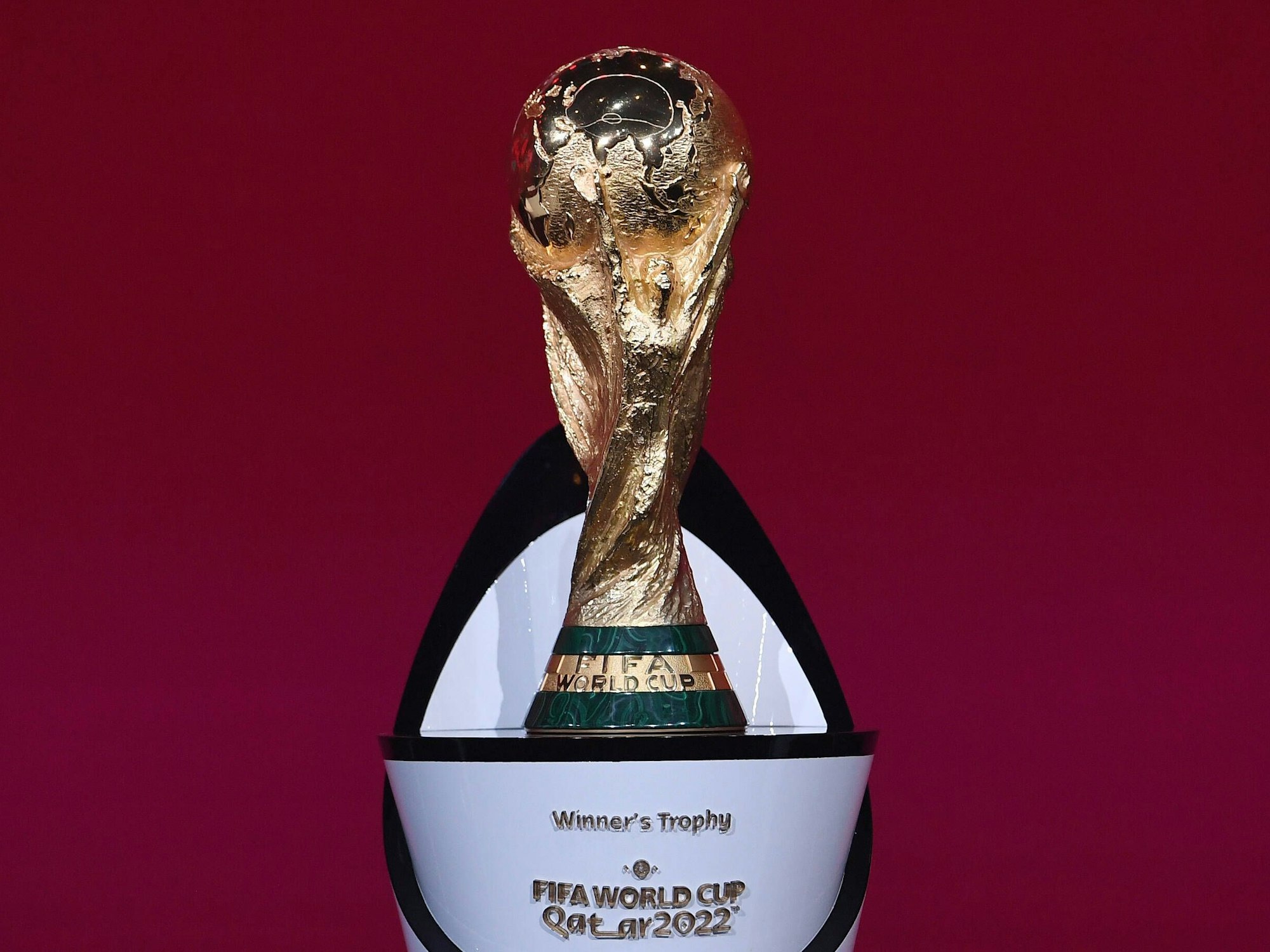 Der goldene WM-Pokal ist zu sehen.
