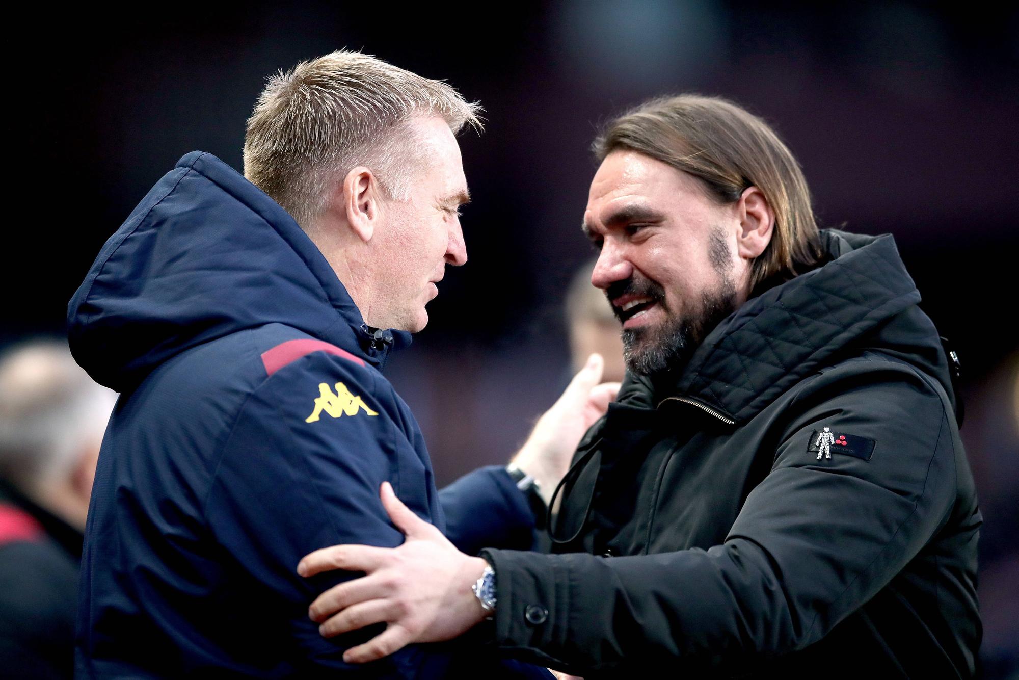 Dean Smith und Daniel Farke sprechen miteinander.