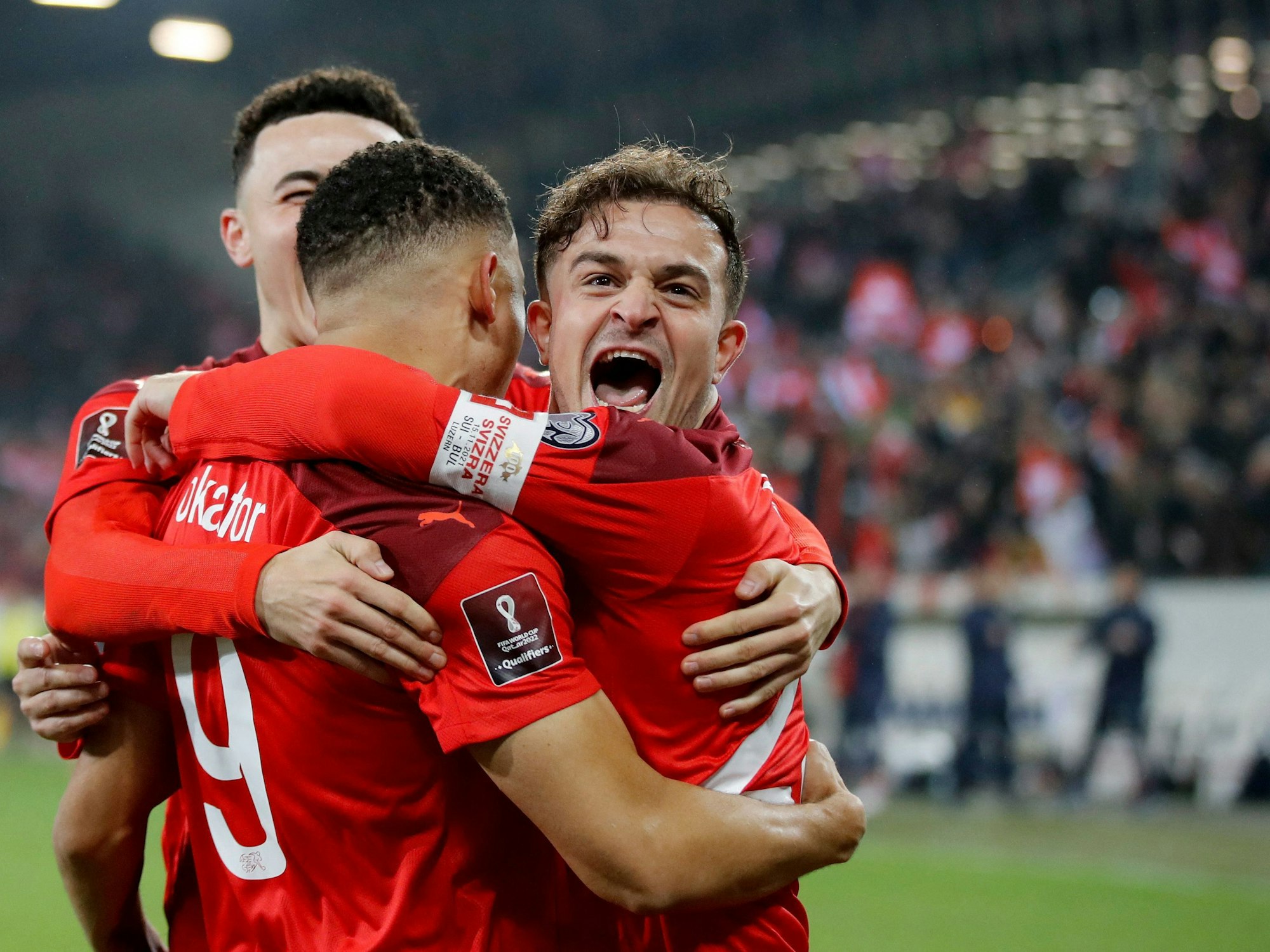 Noah Okafor (Mitte) wird von den Schweizer Kollegen gefeiert.