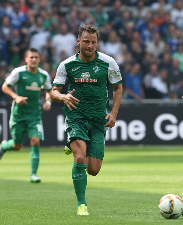 Werders Philipp Bargfrede und Schalkes Franco Di Santo kämpfen um den Ball.