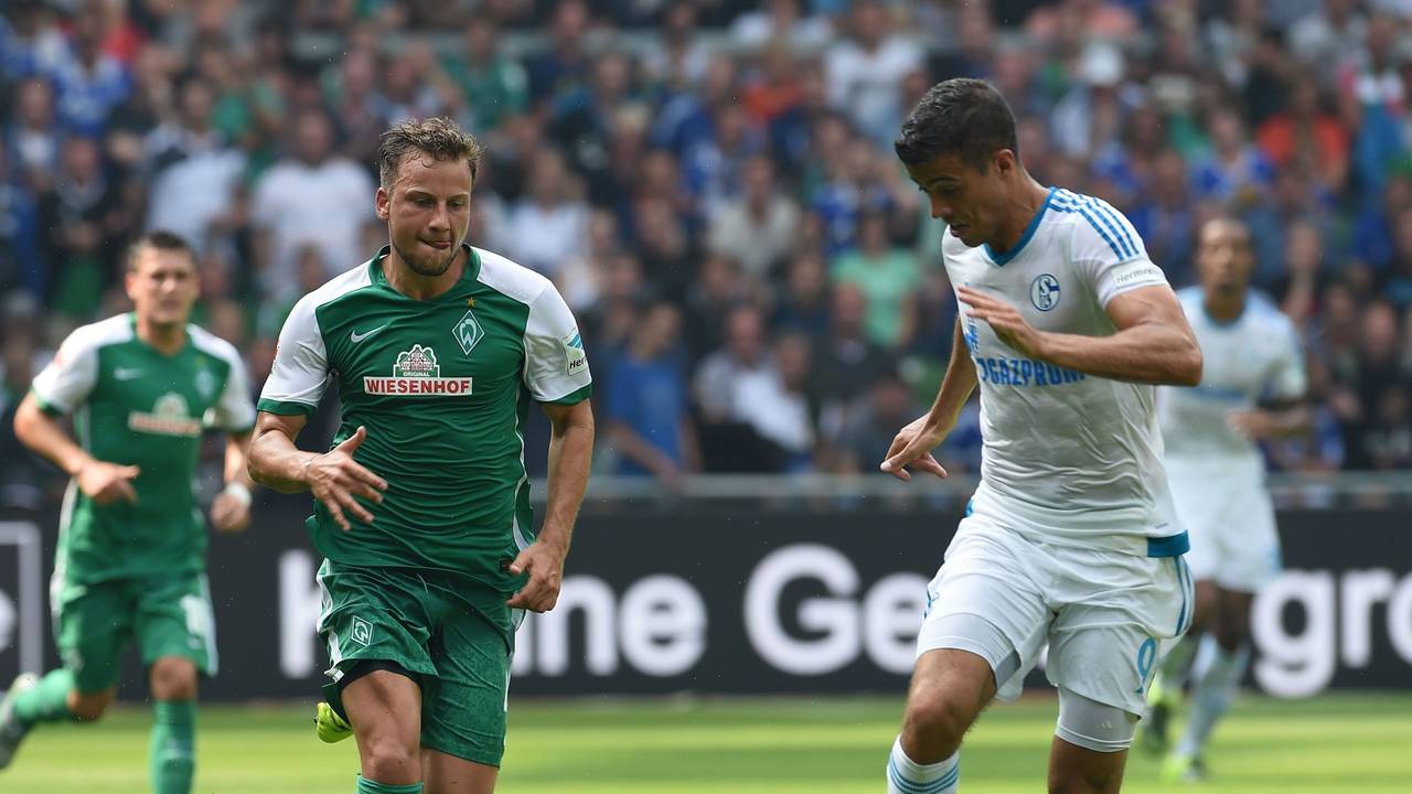 Werders Philipp Bargfrede und Schalkes Franco Di Santo kämpfen um den Ball.