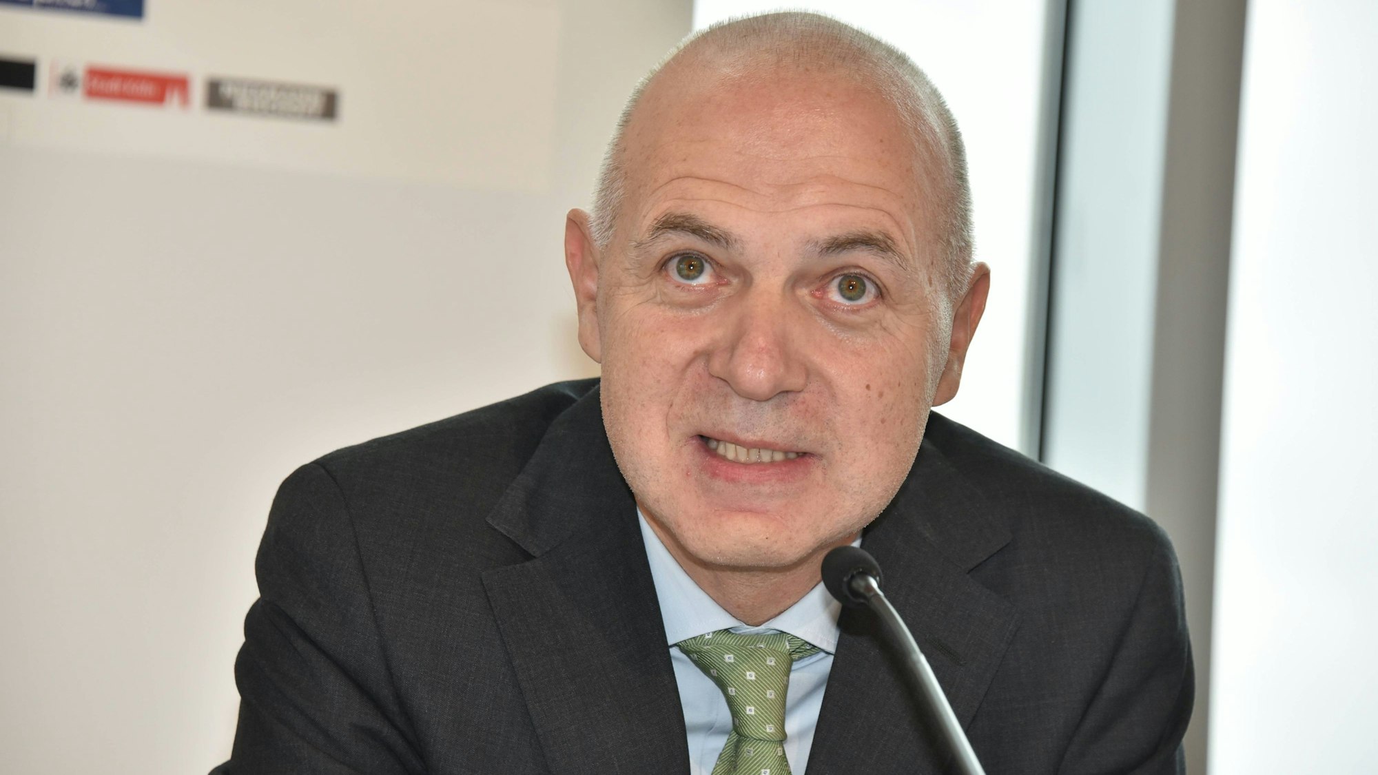 Bernd Neuendorf spricht bei einer Pressekonferenz.