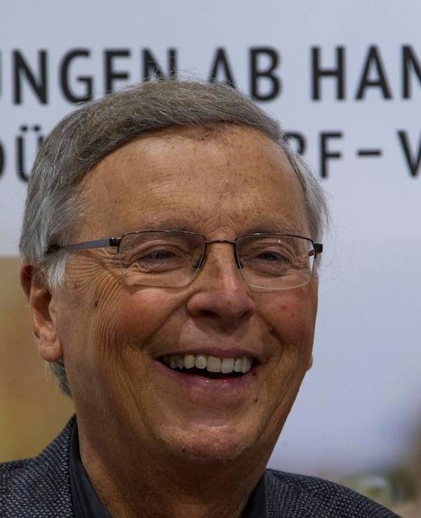 Wolfgang Bosbach lächelt in die Kamera.