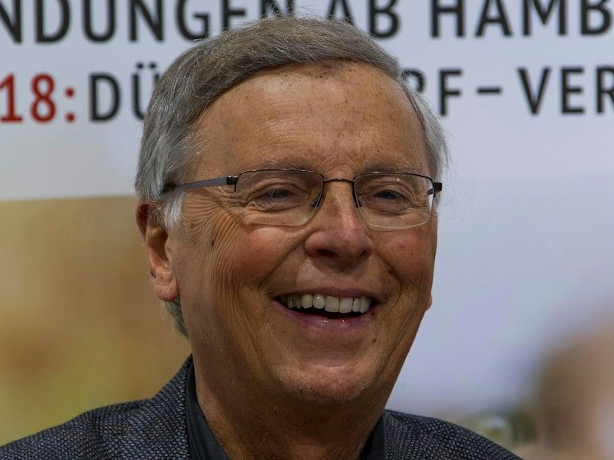 Wolfgang Bosbach lächelt in die Kamera.