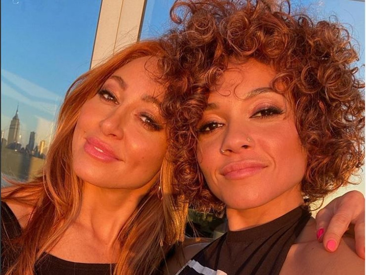 Sophia Urista (r., Sängerin) und Jess King (Fitnesstrainerin) sind ein Paar. Urista sorgte für Aufsehen, weil sie einem Fan am 11.11.2021 bei einem Konzert ins Gesicht pinkelte.
Foto: Instagram/jesskingnyc