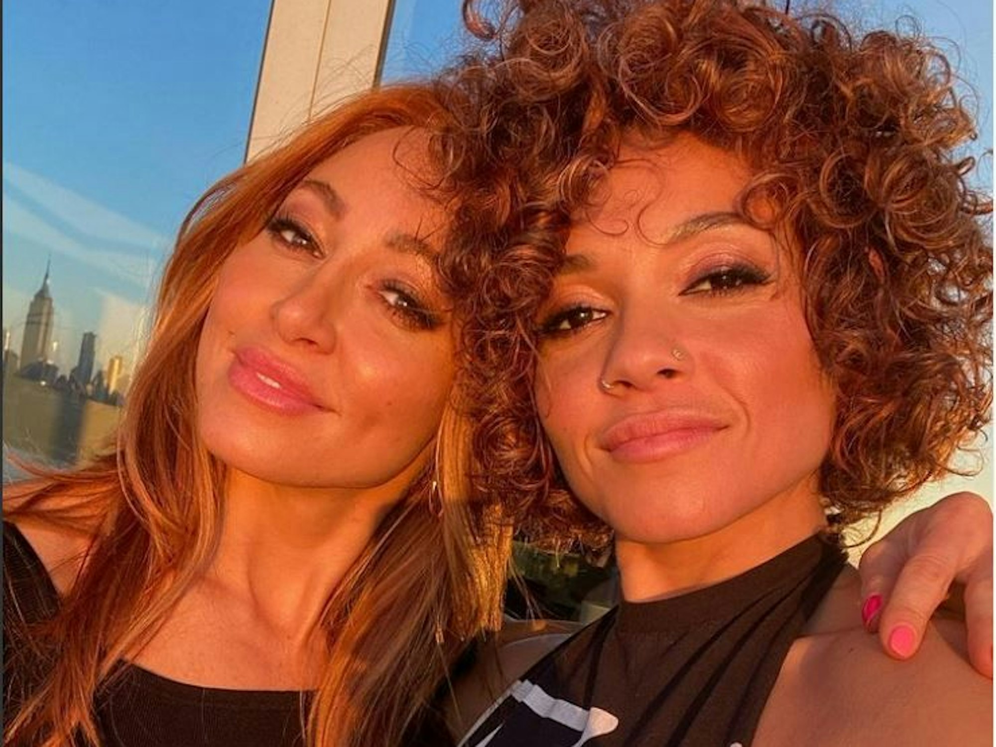 Sophia Urista (r., Sängerin) und Jess King (Fitnesstrainerin) sind ein Paar. Urista sorgte für Aufsehen, weil sie einem Fan am 11.11.2021 bei einem Konzert ins Gesicht pinkelte.
Foto: Instagram/jesskingnyc