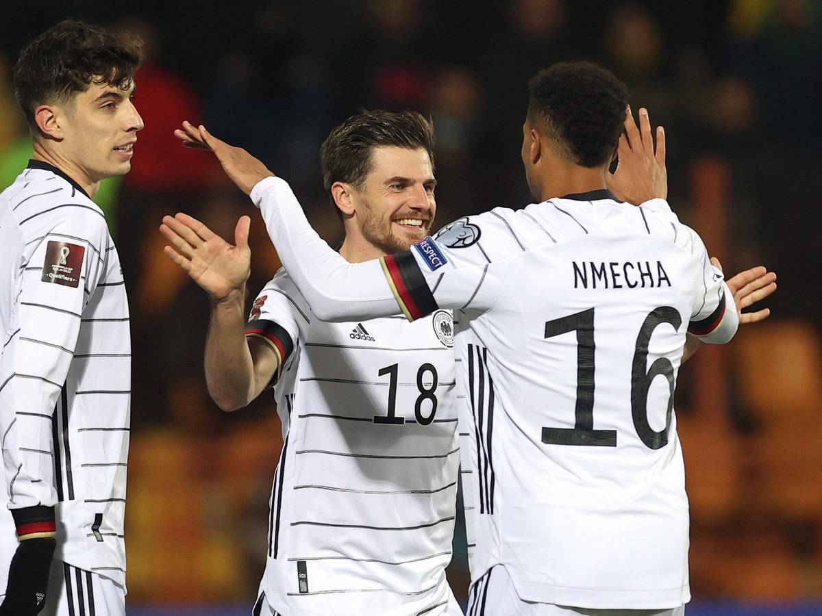 Deutschlands Jonas Hofmann (M) bejubelt sein Tor zum 4:1 mit Kai Havertz (l) und Lukas Nmecha.