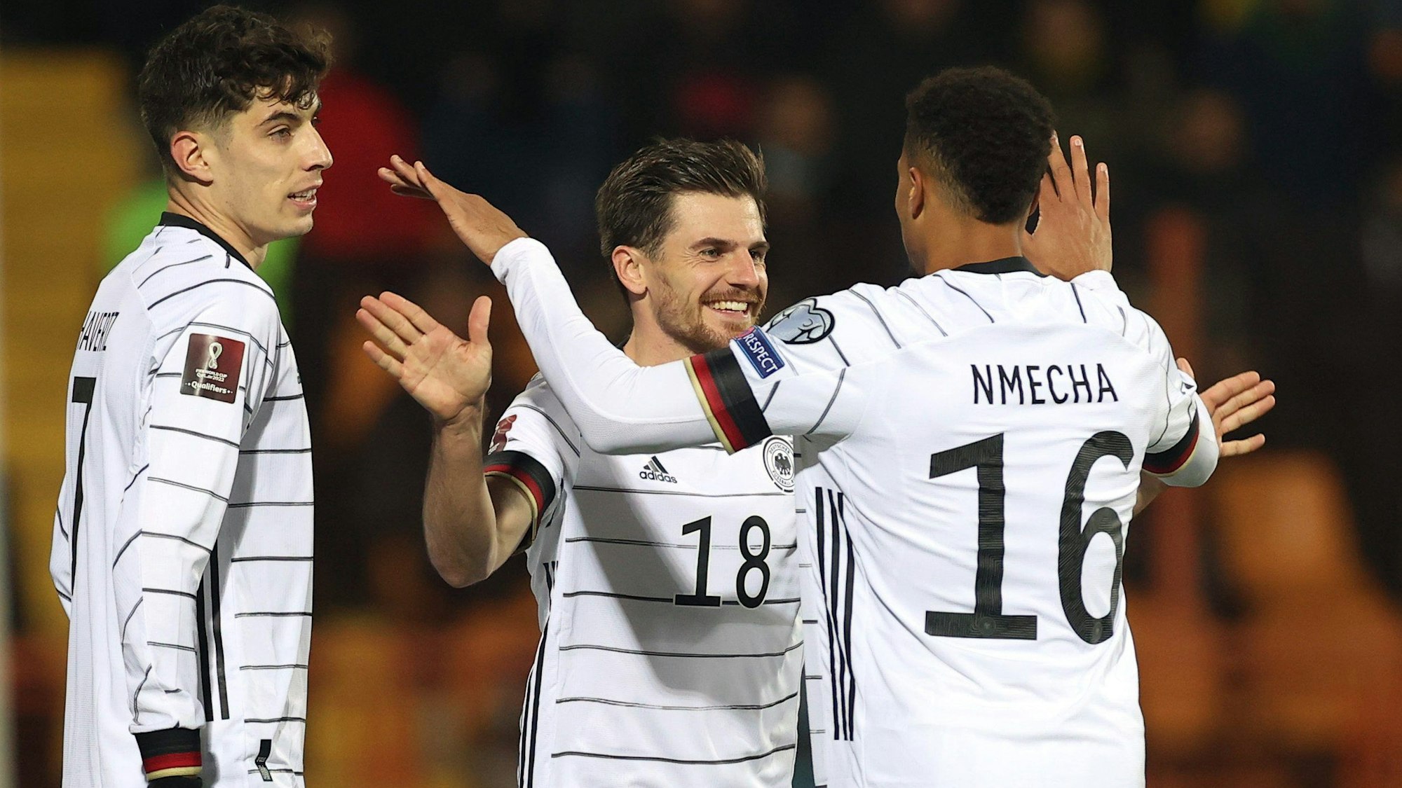 Deutschlands Jonas Hofmann (M) bejubelt sein Tor zum 4:1 mit Kai Havertz (l) und Lukas Nmecha.