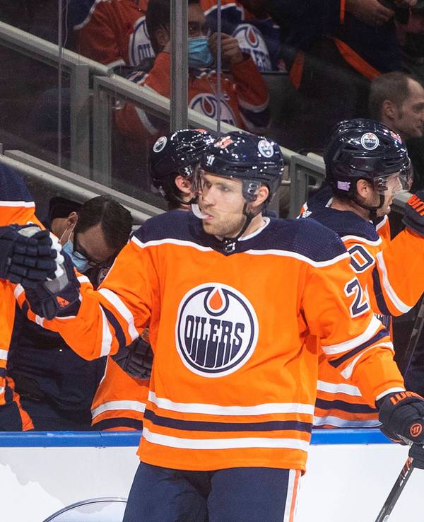 Leon Draisaitl klatscht seine Kollegen ab.