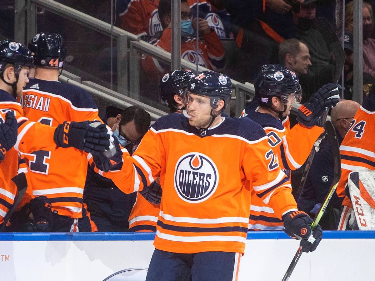 Leon Draisaitl klatscht seine Kollegen ab.