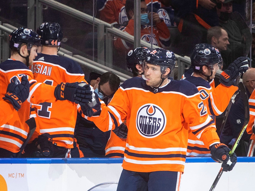 Leon Draisaitl klatscht seine Kollegen ab.