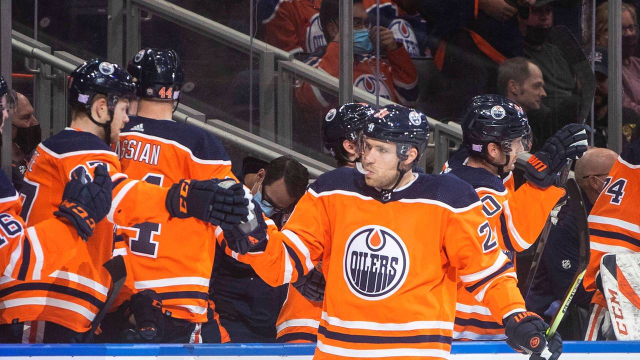 Leon Draisaitl klatscht seine Kollegen ab.