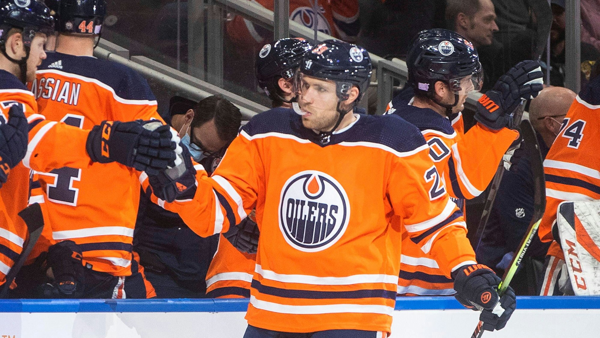 Leon Draisaitl klatscht seine Kollegen ab.