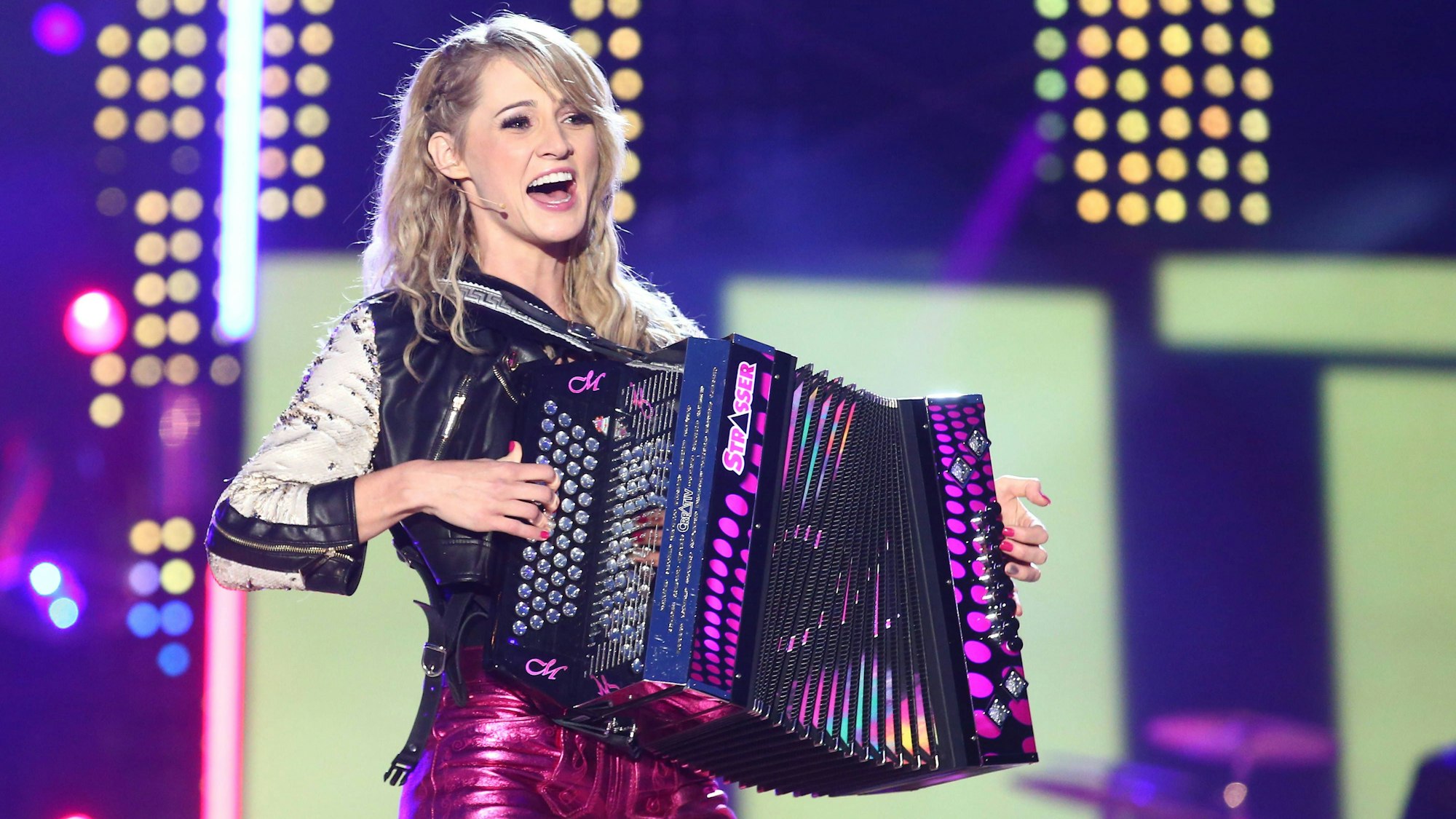 13.07.2018, Österreich, Bad Kleinkirchheim: Melissa Naschenweng steht bei der Generalprobe der ORF Sendung "Wenn die Musi spielt" mit ihrem Akkordeon auf der Bühne.