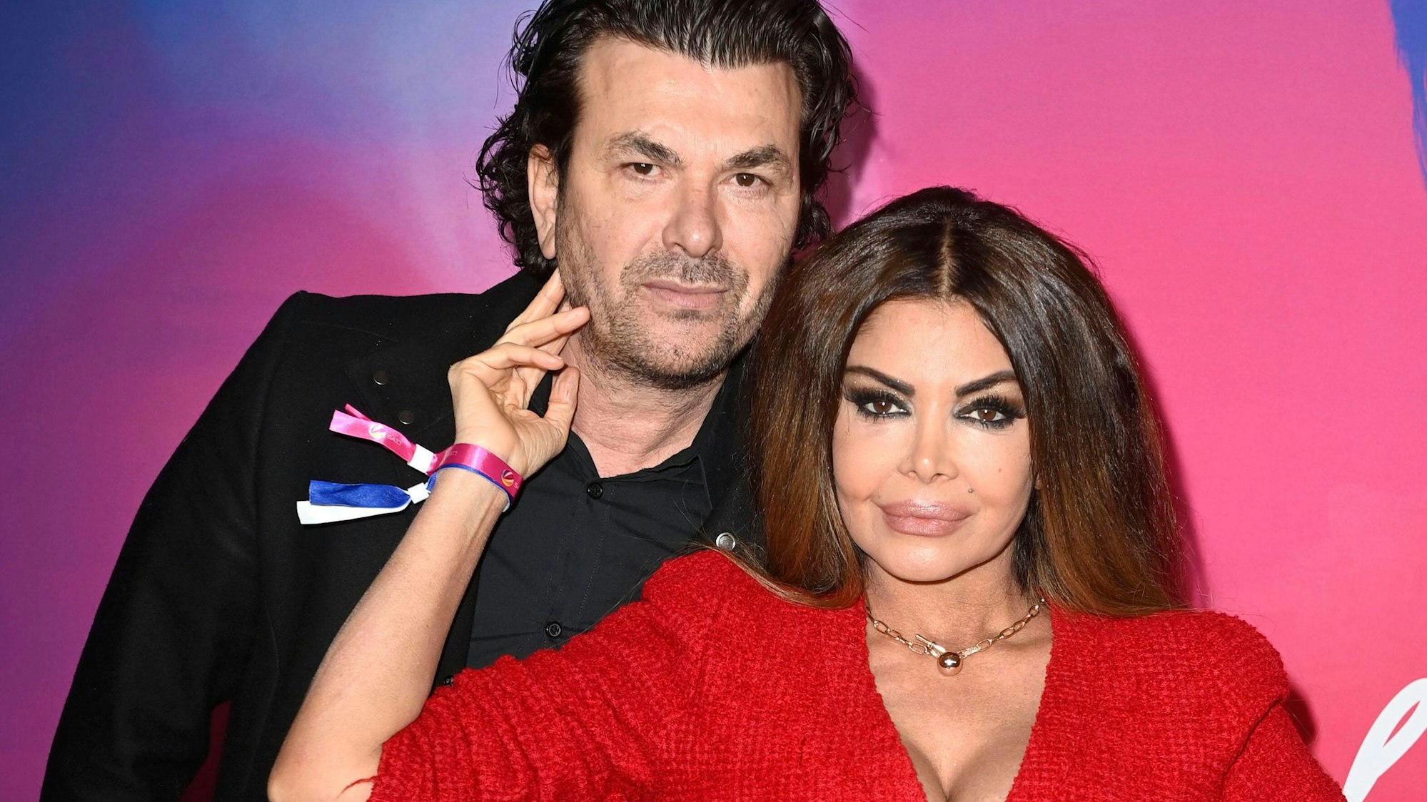 Kader Loth mit Ehemann Ismet Atli bei der Premiere der „Sat.1“ TV-Show „Helene Fischer – Ein Abend im Rausch“ am 10. November 2021 im Delphi-Filmpalast in Berlin.