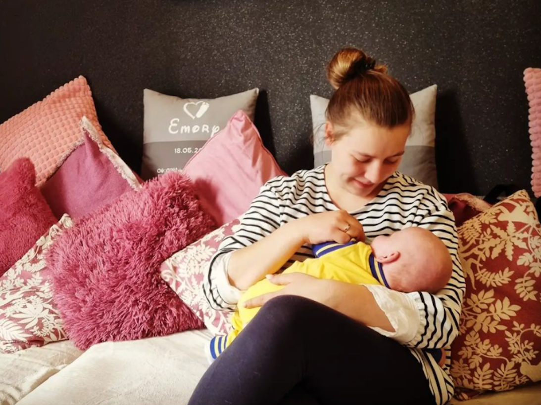 Sarafina Wollny sitzt auf einem Foto vom 28. September 2021 mit ihren Sohn Emory auf einer Couch. Foto gescreenshotet am 15.11.2021 zur Berichterstattung.