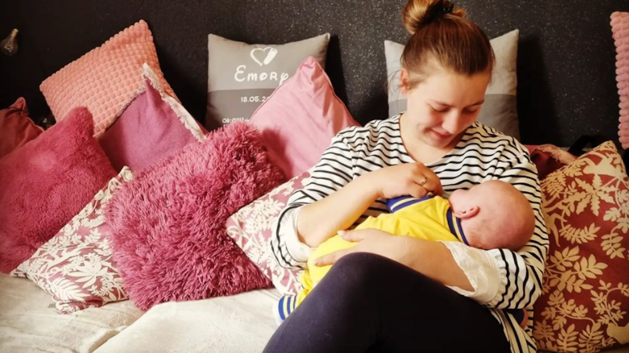 Sarafina Wollny sitzt auf einem Foto vom 28. September 2021 mit ihren Sohn Emory auf einer Couch.