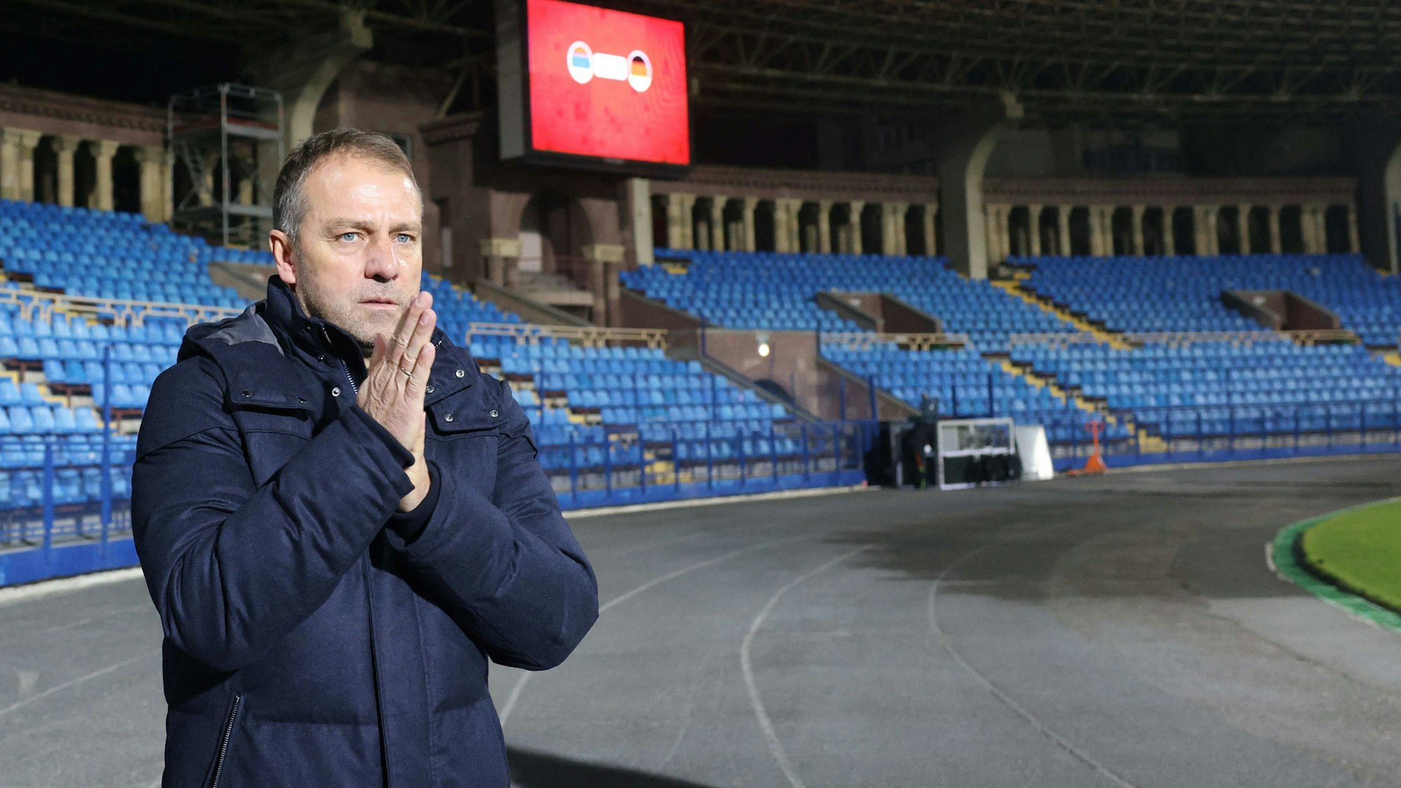 Bundestrainer Hansi Flick geht nach dem Spiel durch das Stadion.