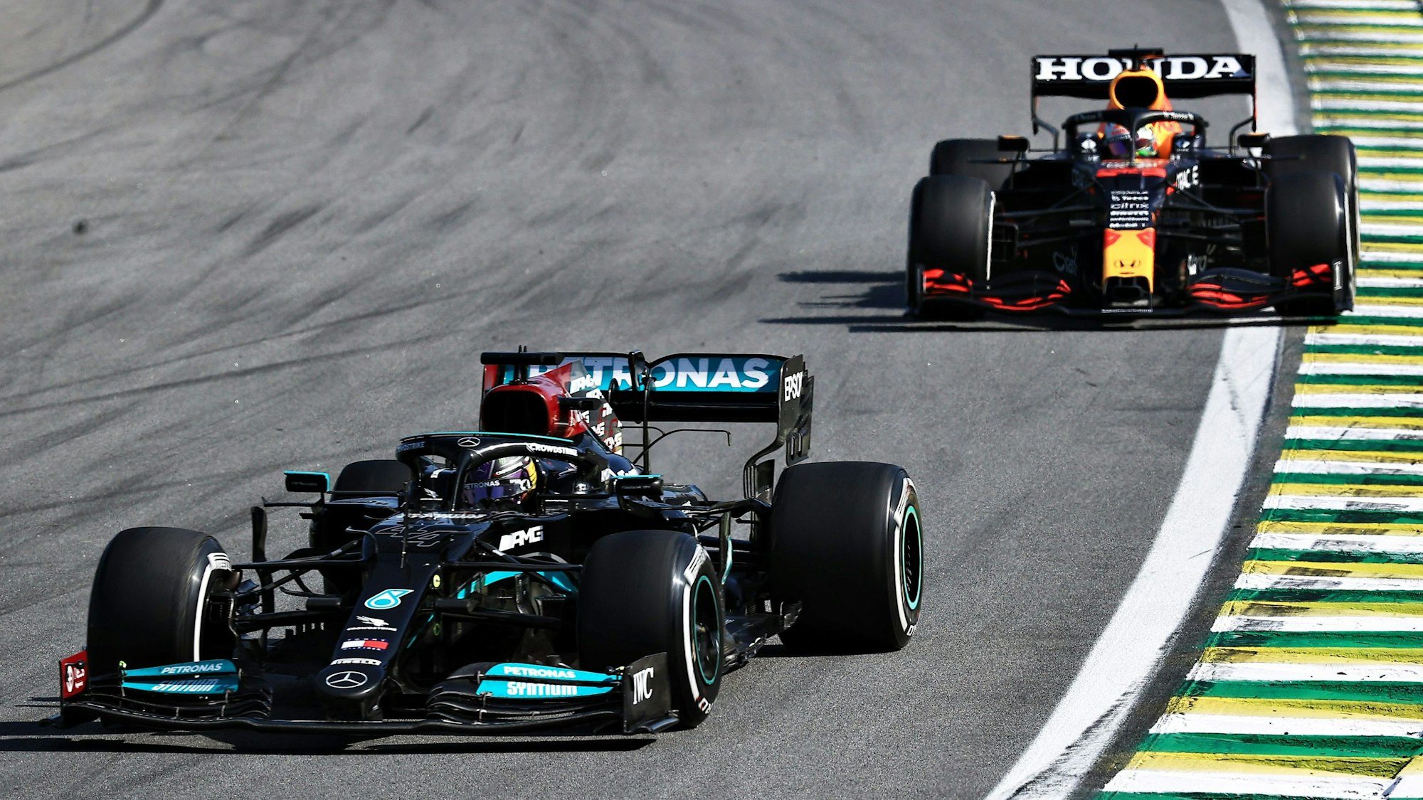 Lewis Hamilton fährt in der Formel 1 vor Max Verstappen.