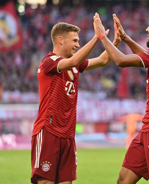 Die Bayern-Profis Eric Maxim Choupo-Moting und Joshua Kimmich feiern gemeinsam ein Tor.