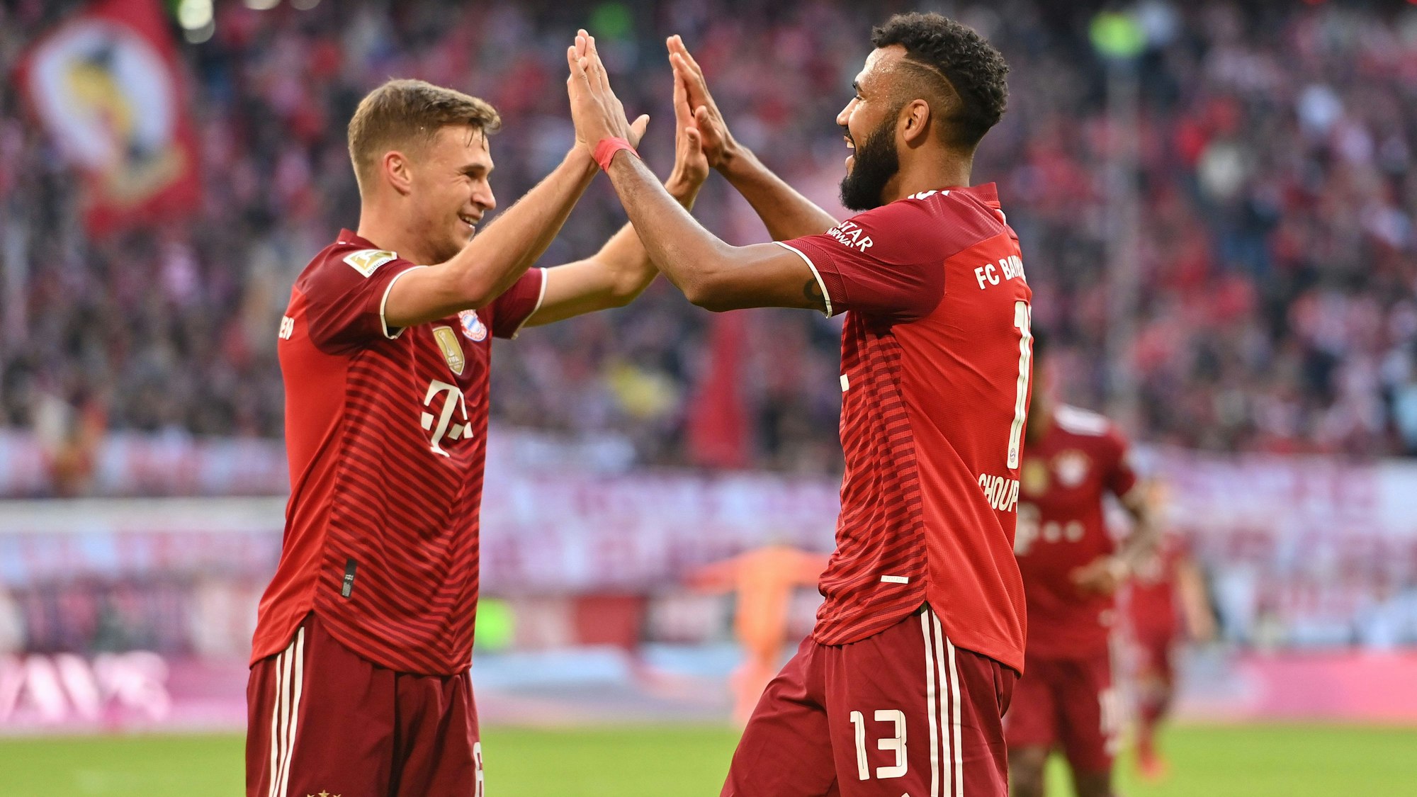 Die Bayern-Profis Eric Maxim Choupo-Moting und Joshua Kimmich feiern gemeinsam ein Tor.