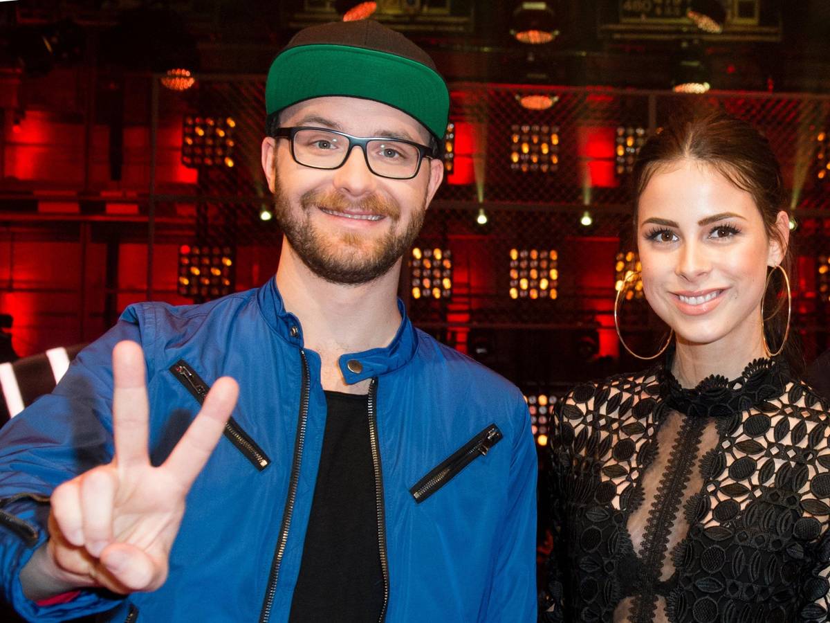 Der Sänger und Songwriter Mark Forster und Sängerin Lena Meyer-Landrut stehen während eines Fototermins für die vierte Staffel der Sat.1-Castingshow "The Voice Kids" zusammen.