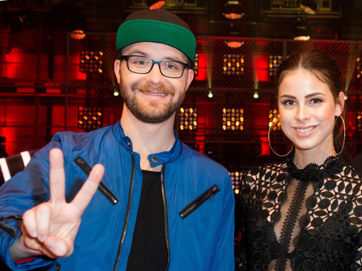 Der Sänger und Songwriter Mark Forster und Sängerin Lena Meyer-Landrut stehen während eines Fototermins für die vierte Staffel der Sat.1-Castingshow "The Voice Kids" zusammen.