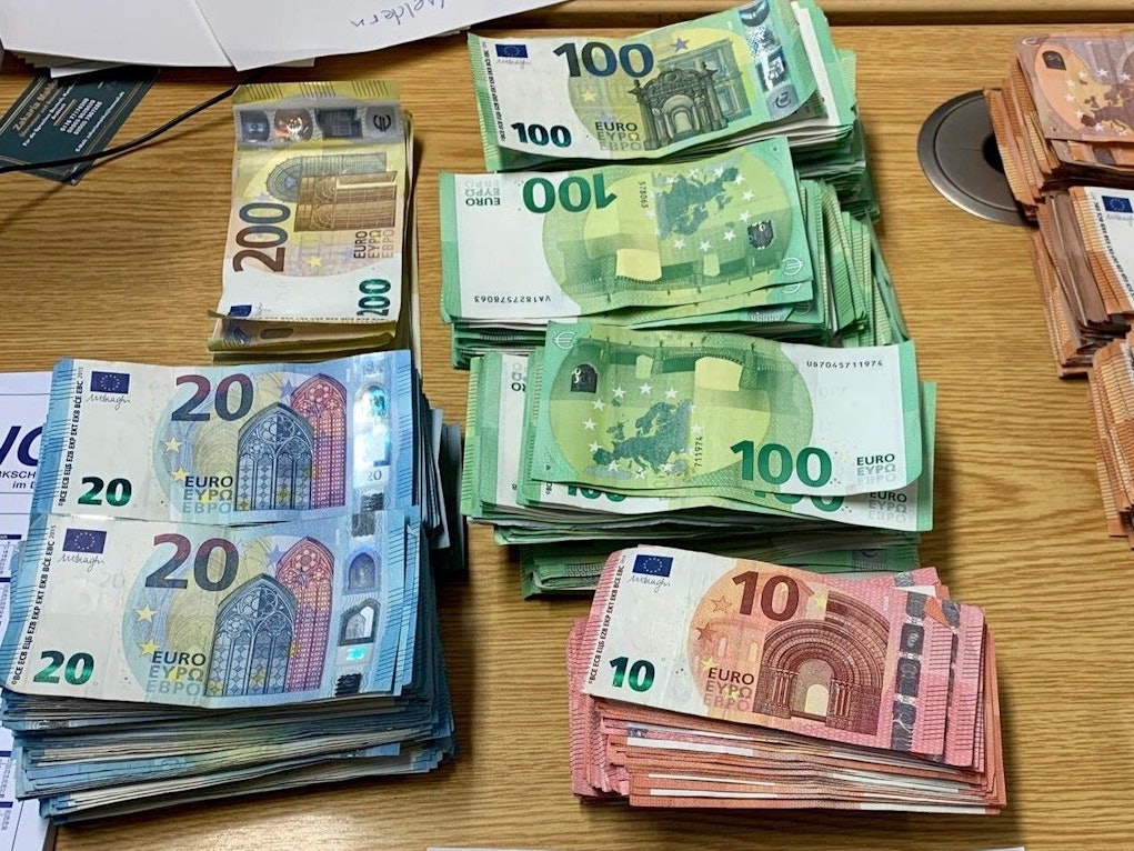 Sichergestellte Geldscheine liegen am 9. März 2021 auf einem Tisch bei der Polizei in Nettetal.