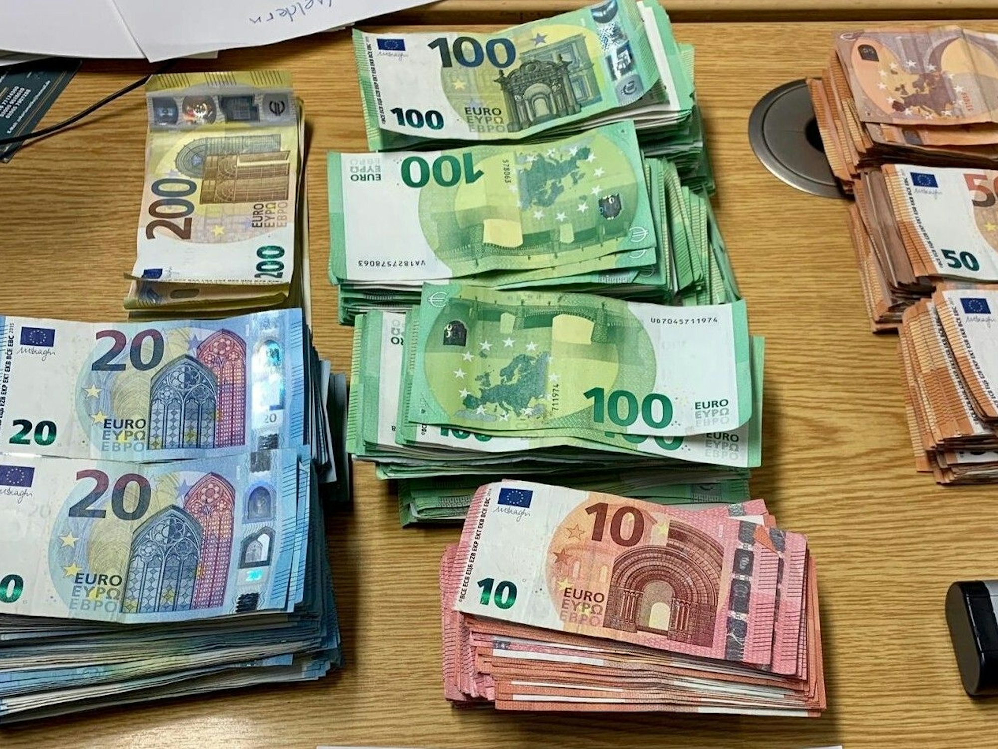 Sichergestellte Geldscheine liegen am 9. März 2021 auf einem Tisch bei der Polizei in Nettetal.